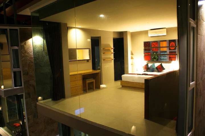 Room 10 of 38