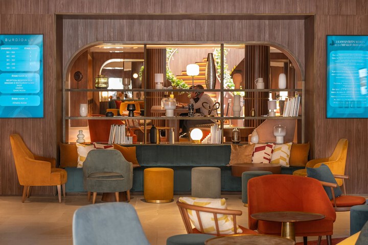 Lounge 183 of 205
