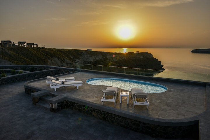Hotel with Pool