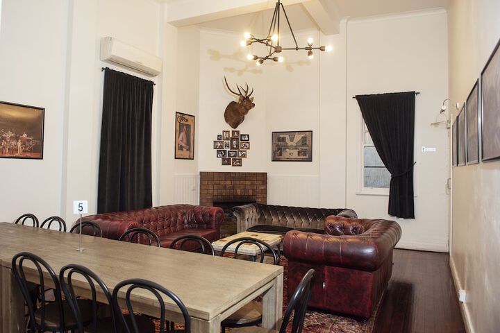 Room 5 of 9