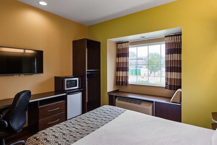1 Queen Bed Flat Screen Television Microwave and Refrigerator High Speed Internet Accessible Full Breakfast (7 of 17)