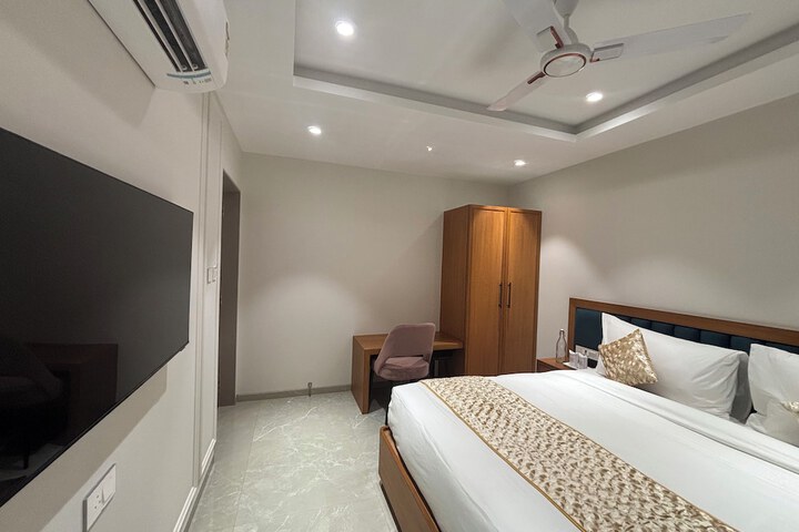 Room 4 of 32