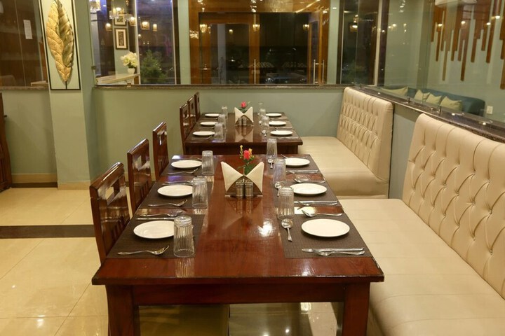 Dining 32 of 55