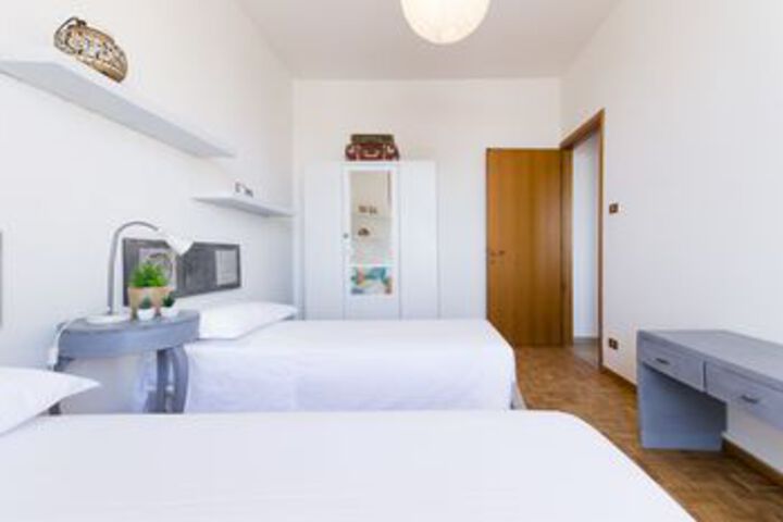 Room 9 of 26