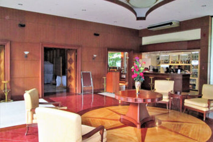 Lounge 25 of 41
