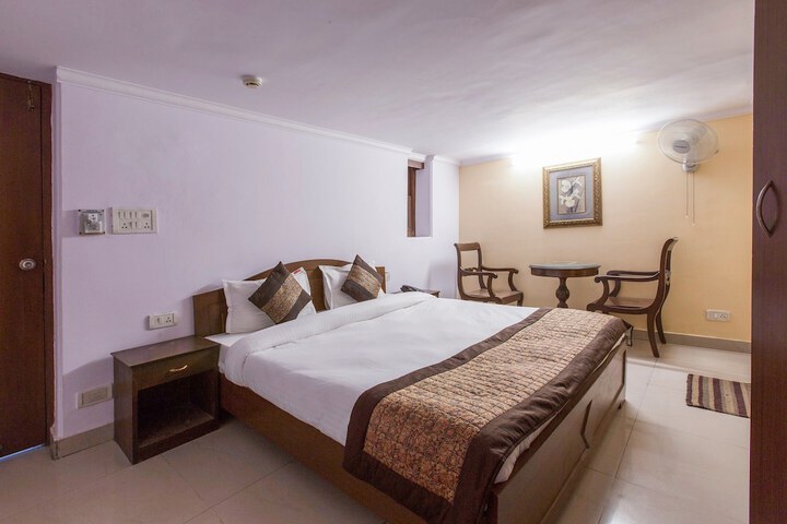 Room 6 of 13