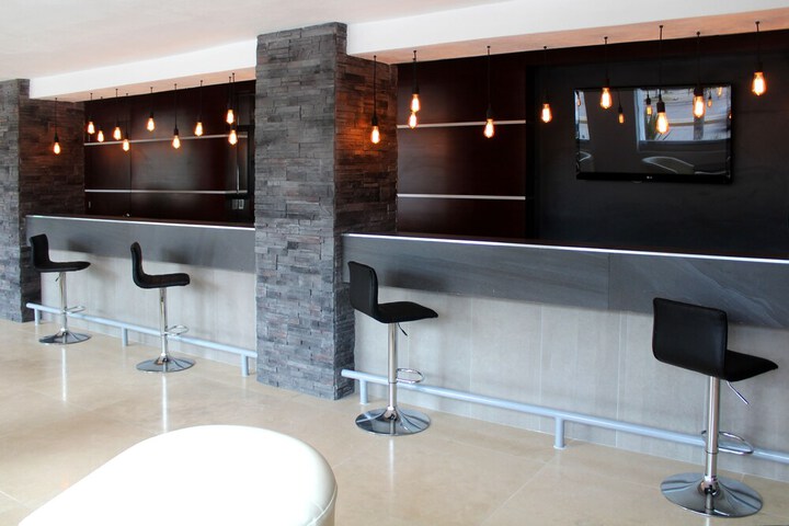 Lounge 62 of 85