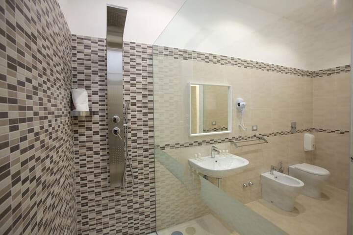 Room 42 of 100