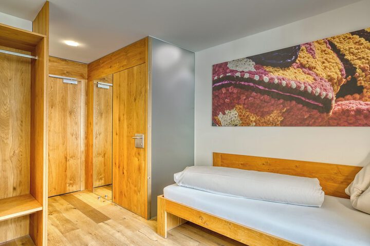 Room 9 of 68