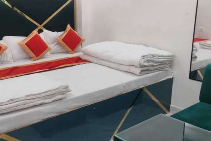 Room 12 of 25