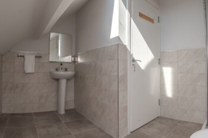 Room 4 of 65