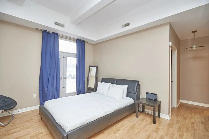 Room 6 of 10