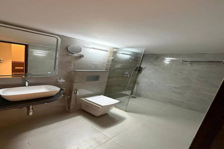 Room 12 of 16