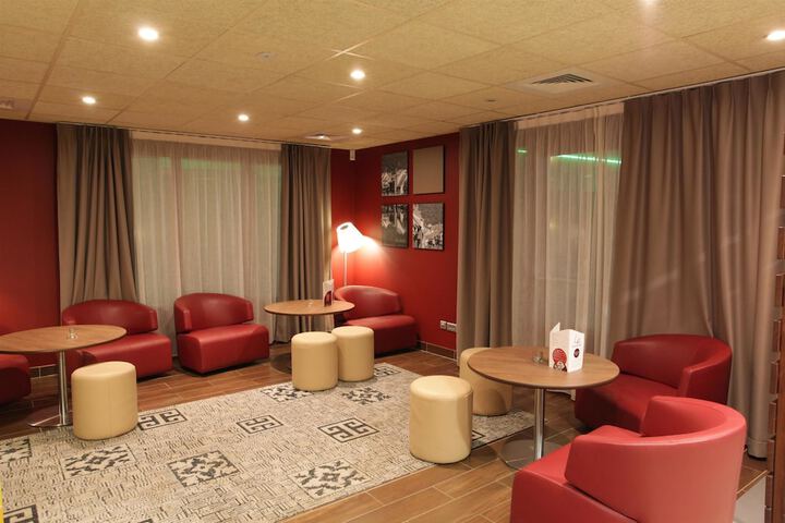 Lounge 30 of 55