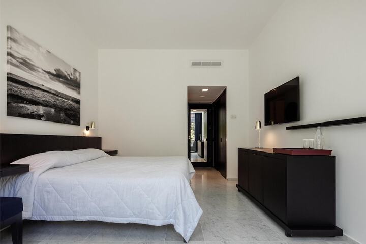 Room 44 of 182