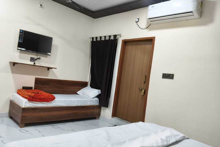 Room 10 of 18