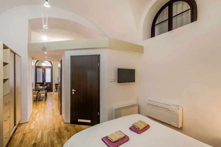 Room 4 of 15