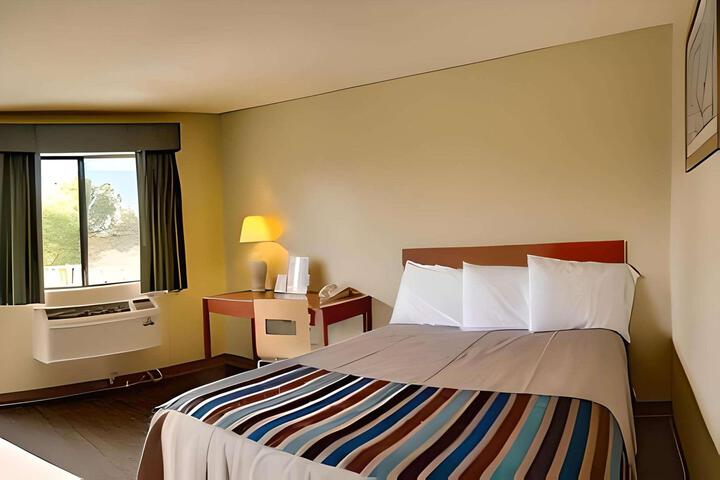 1 Queen Bed (6 of 9)