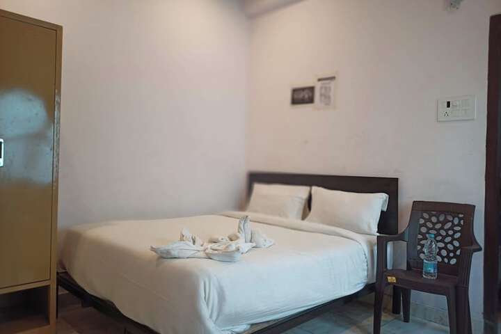 Room 5 of 12