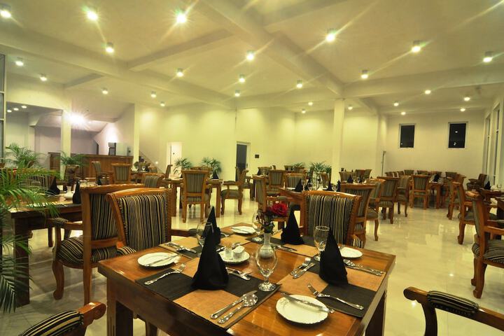 Dining 8 of 11