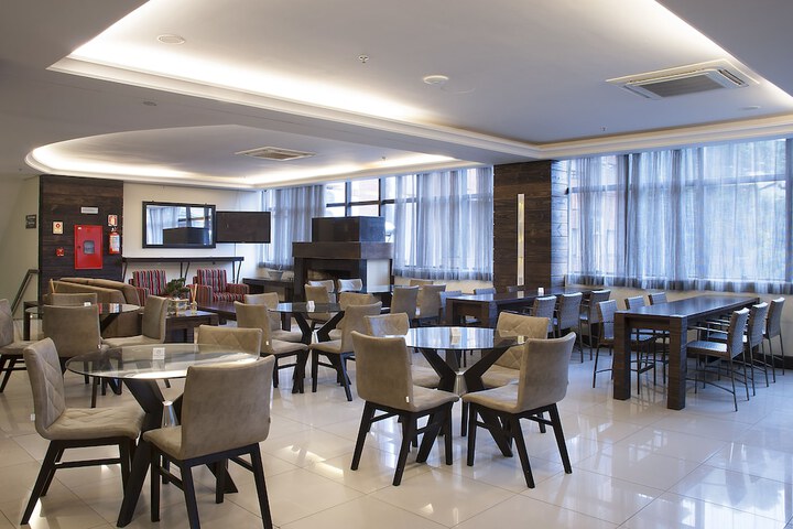 Lounge 65 of 71