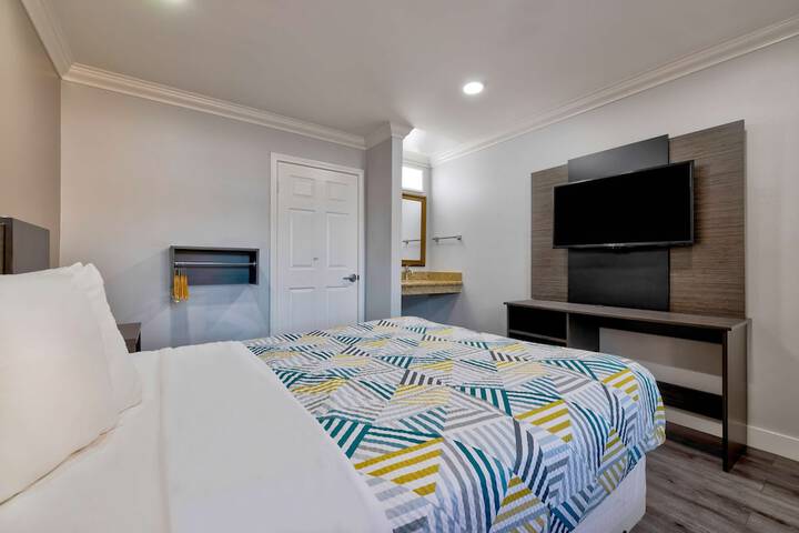 1 Queen Bed Refrigerator (15 of 26)