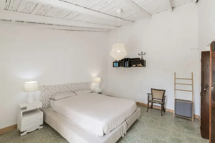 Room 5 of 18
