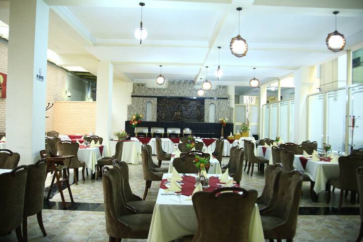 Dining 8 of 18