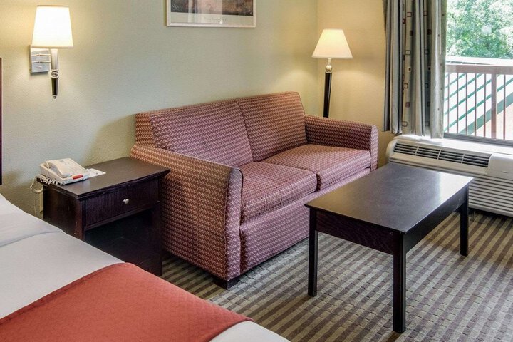 1 King Bed (3 of 7)