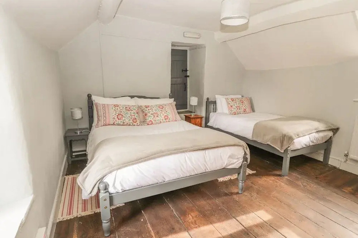 Room 4 of 14