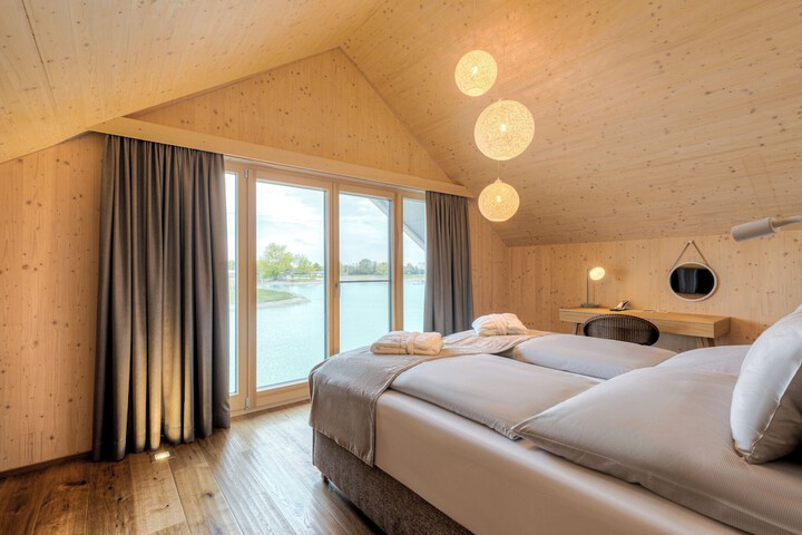 Room 3 of 77