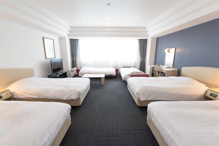 Room 8 of 173