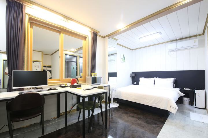 Room 10 of 11
