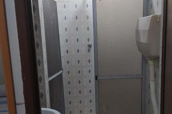 Room 9 of 12