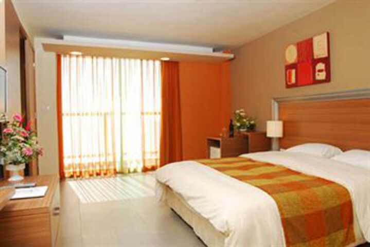 Room 12 of 26