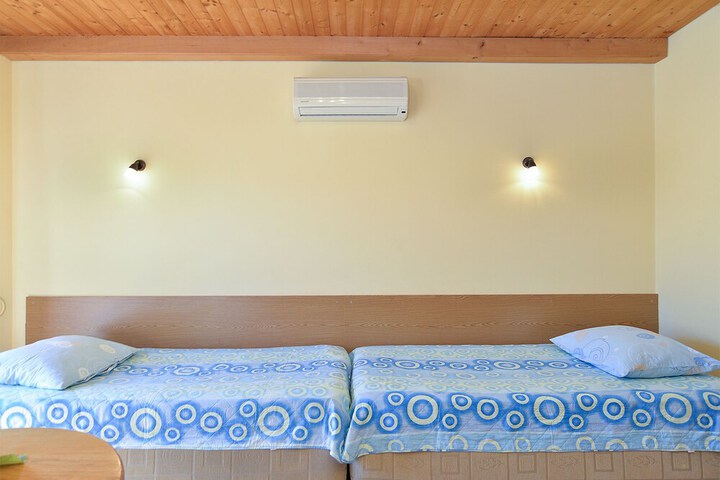 Room 8 of 79