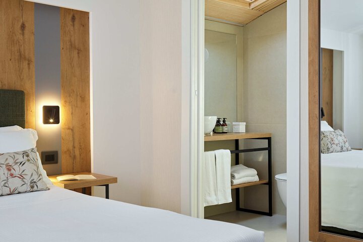 Room 27 of 64
