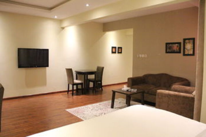 Room 4 of 16