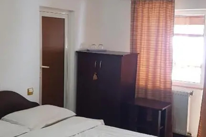 Room 4 of 12