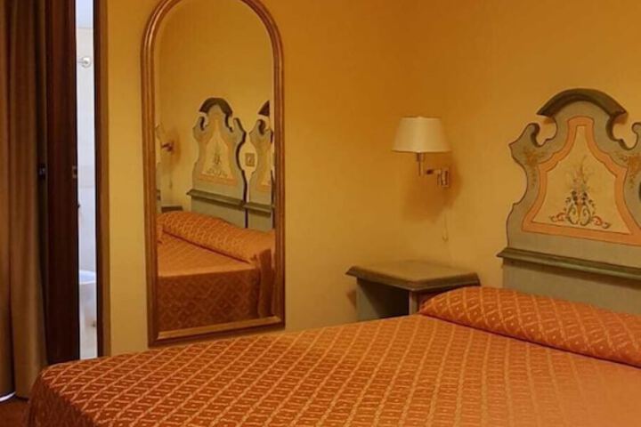 Room 9 of 106