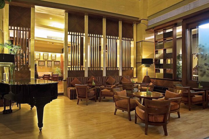 Lounge 47 of 61