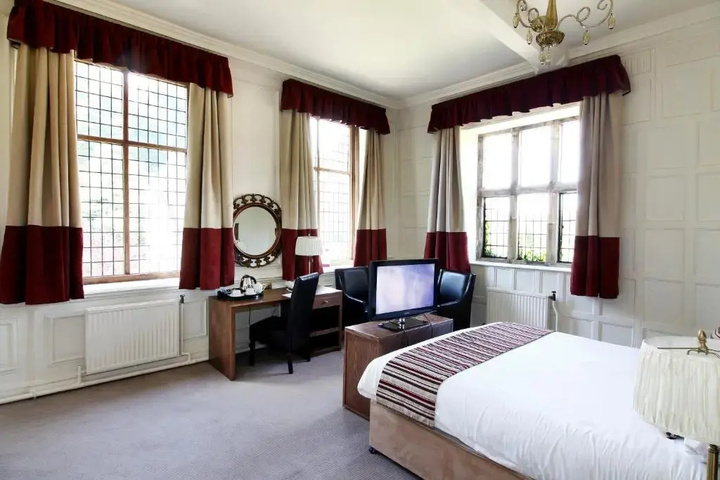 Room 7 of 18