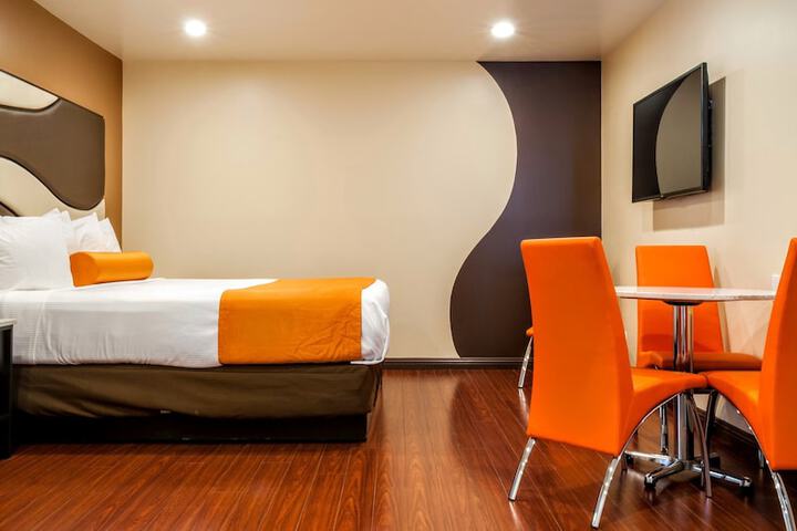 Deluxe King Bed (2 of 16)
