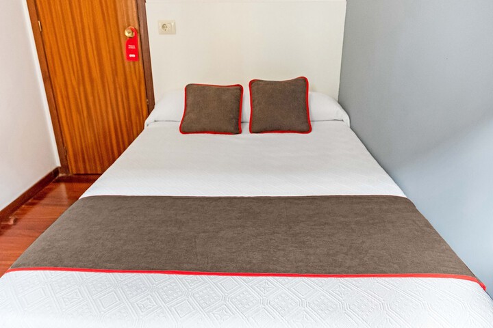 Room 4 of 33
