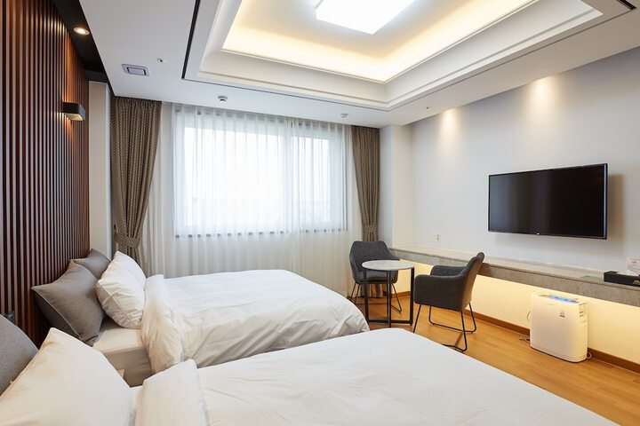 Room 16 of 40