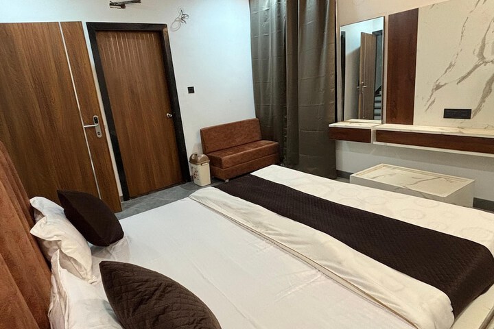 Room 6 of 12