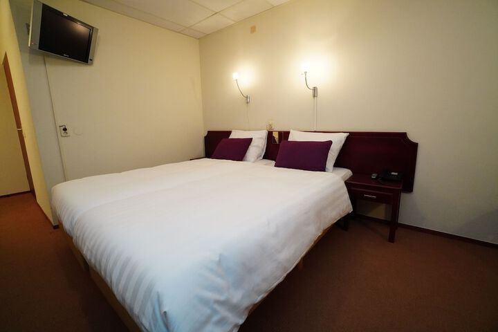 Room 12 of 65