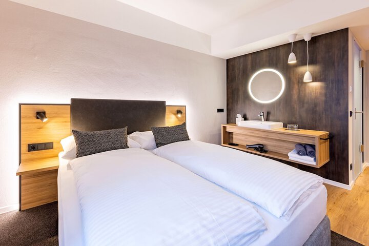 Room 10 of 83