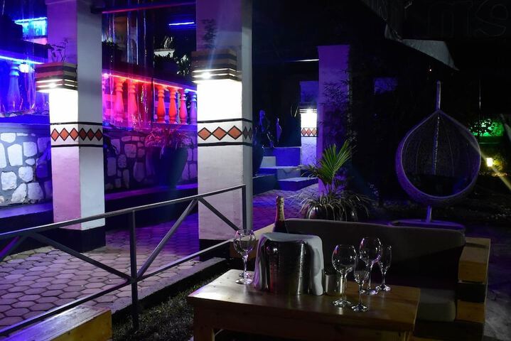 Lounge 52 of 78