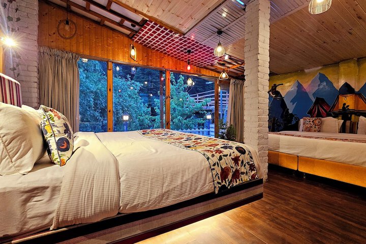 Room 10 of 12